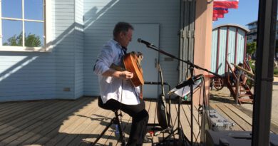 Rote Gitarren mit Weisses Boot mit Dirk Ende