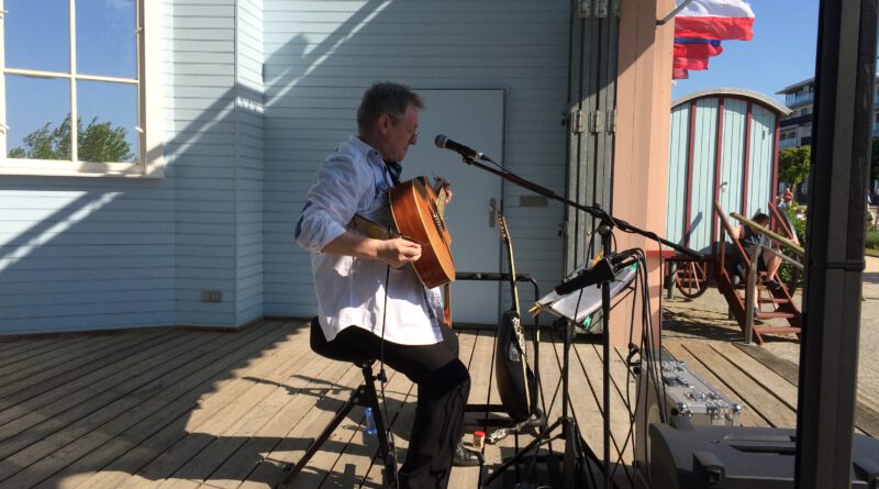 Rote Gitarren mit Weisses Boot mit Dirk Ende